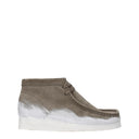 Clarks Wallabee Hombres Botas Ante Gris/Blanco