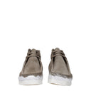 Clarks Wallabee Hombres Botas Ante Gris/Blanco