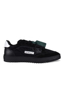 Fuori da scarpe da ginnastica bianche
