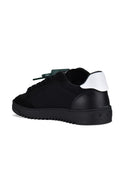 Fuori da scarpe da ginnastica bianche