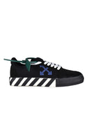 Des baskets en toile vulcanisées blanches