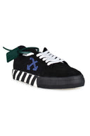 Des baskets en toile vulcanisées blanches