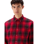 Woolrich Madras revisa la camisa roja y negra