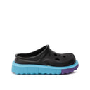 Off bianchi al largo delle pantofole di spugne bianche