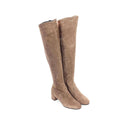 L'Auto ha scelto gli stivali in pelle scamosciata