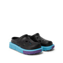 Off bianchi al largo delle pantofole di spugne bianche