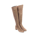 L'Auto ha scelto gli stivali in pelle scamosciata