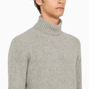 Cuello de tortuga de lana gris de tortillera