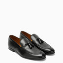 دوكالs حذاء موكاسين من الجلد باللون الأسود مع شرابات