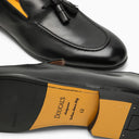 دوكالs حذاء موكاسين من الجلد باللون الأسود مع شرابات