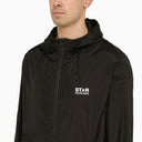 Chaqueta de nylon negra liviana de Golden Goose con logotipo