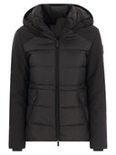 Woolrich stellte die Jacke mit Kapuze ab