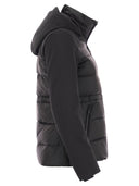 Woolrich stellte die Jacke mit Kapuze ab