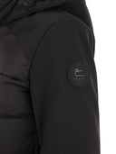 Woolrich stellte die Jacke mit Kapuze ab