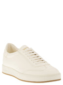 Sneaker de gamuza y piel de piel de la iglesia