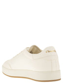 Sneaker de gamuza y piel de piel de la iglesia