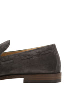 Mococcas in pelle scamosciata di Brunello Cucinelli con nappe