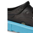 Off bianchi al largo delle pantofole di spugne bianche